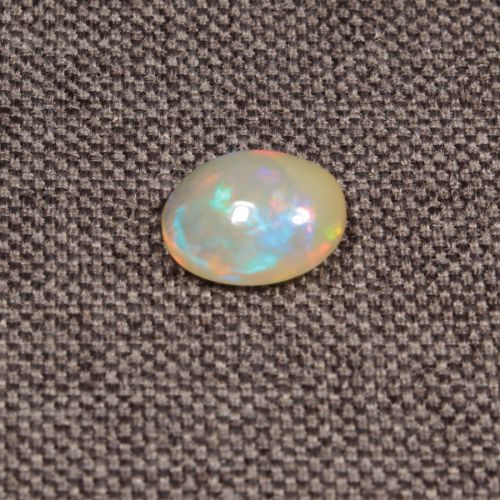 Opal z Etiopii kaboszon ok. 10x9 mm OPA1560