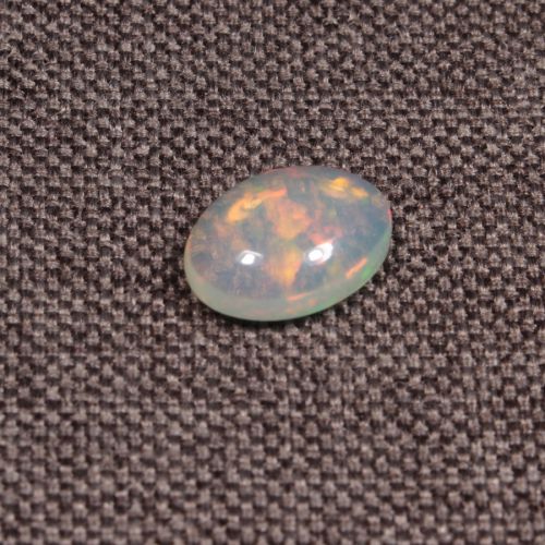 Opal z Etiopii kaboszon ok. 12x9 mm OPA1592