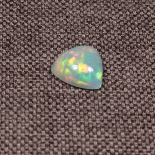 Opal z Etiopii kaboszon ok. 9x9 mm OPA1598
