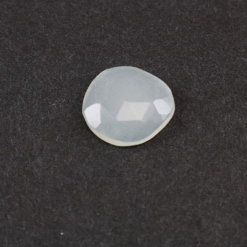 Kamień księżycowy biały satynowy ok. 11x11 mm KKS2457