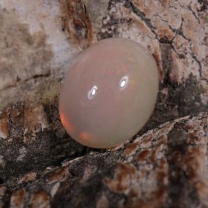 Opal z Etiopii owal kaboszon 9,17 x 7,13 mm OPA0677