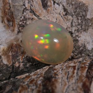 Opal z Etiopii owal kaboszon 9,03 x 7,09 mm OPA0679