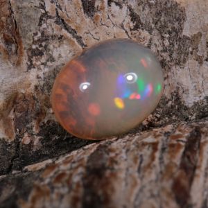 Opal z Etiopii owal kaboszon 8,98 x 7,04 mm OPA0682