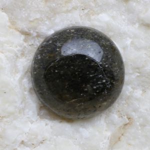 Czarny kamień słoneczny okrągły fi ok. 16 mm KSŁ0072