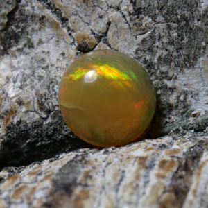 Opal z Etiopii kaboszon fi 5,9 mm OPA0191