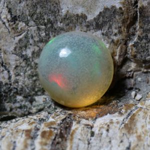 Opal z Etiopii kaboszon fi 6 mm OPA0198